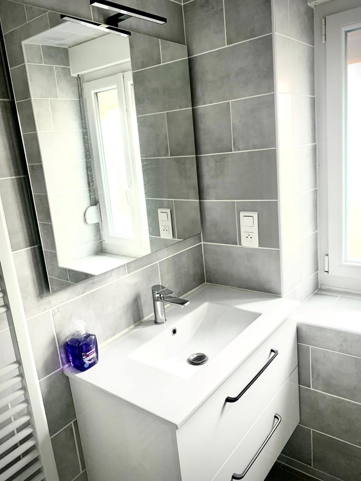 L Indemodable Renove Spacieux Et Lumineux Avec 2 Chambres サールブール エクステリア 写真